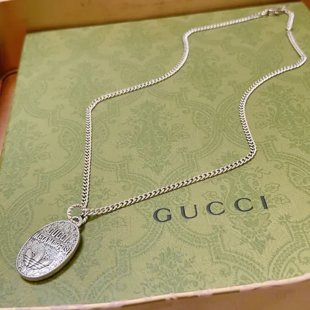 Collar Gucci Metamorfosi Colgante Oval Cadena de Plata 3