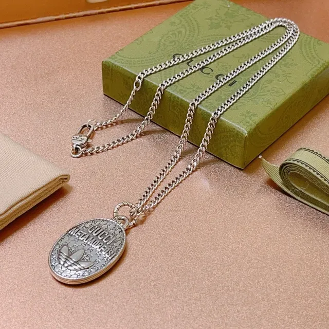 Collar Gucci Metamorfosi Colgante Oval Cadena de Plata 4