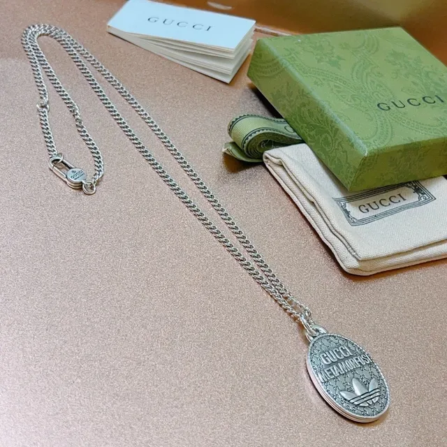 Collar Gucci Metamorfosi Colgante Oval Cadena de Plata 6