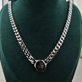 Gucci অক্টাগন পেন্ডেন্ট রূপালী এবং কালো হার