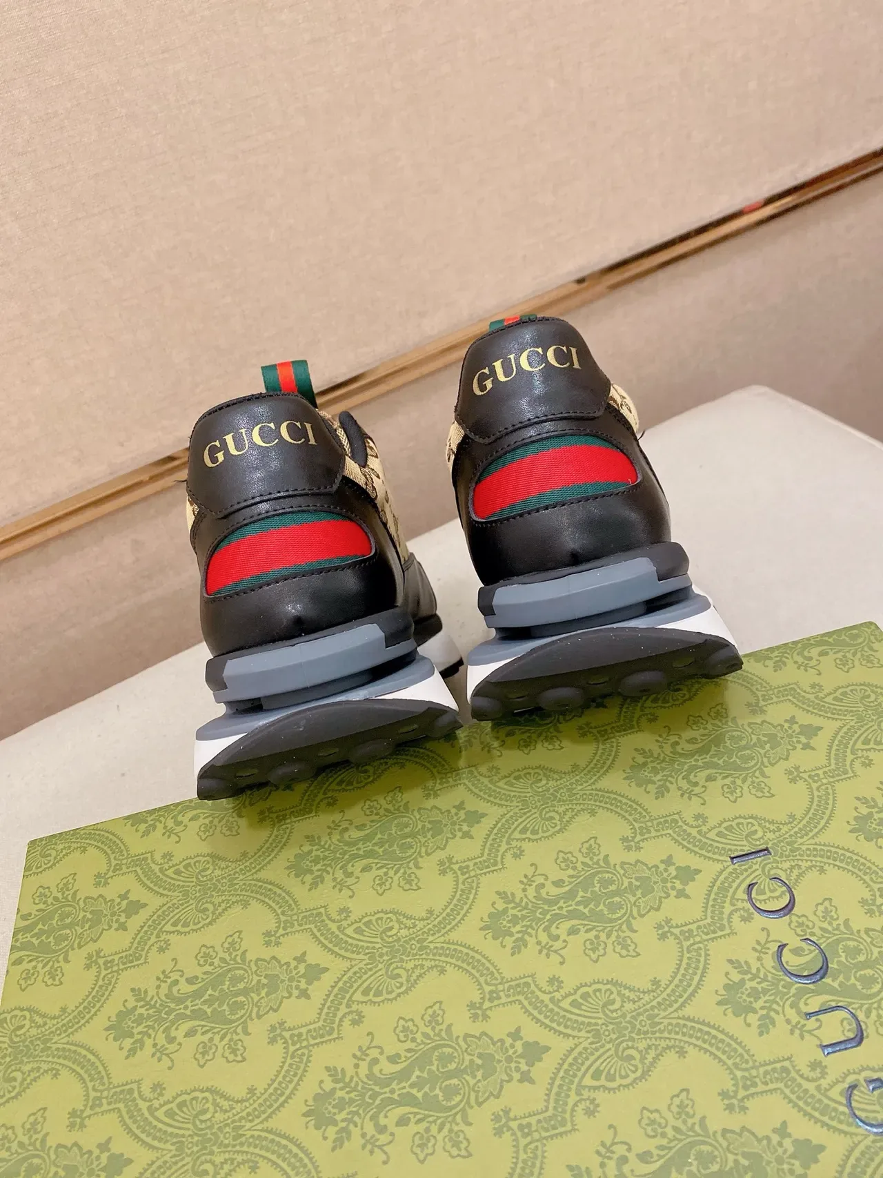 Gucci Rhyton বেইজ এবং কালো GG মনোগ্রাম চাঙ্কি স্নিকার্স 3