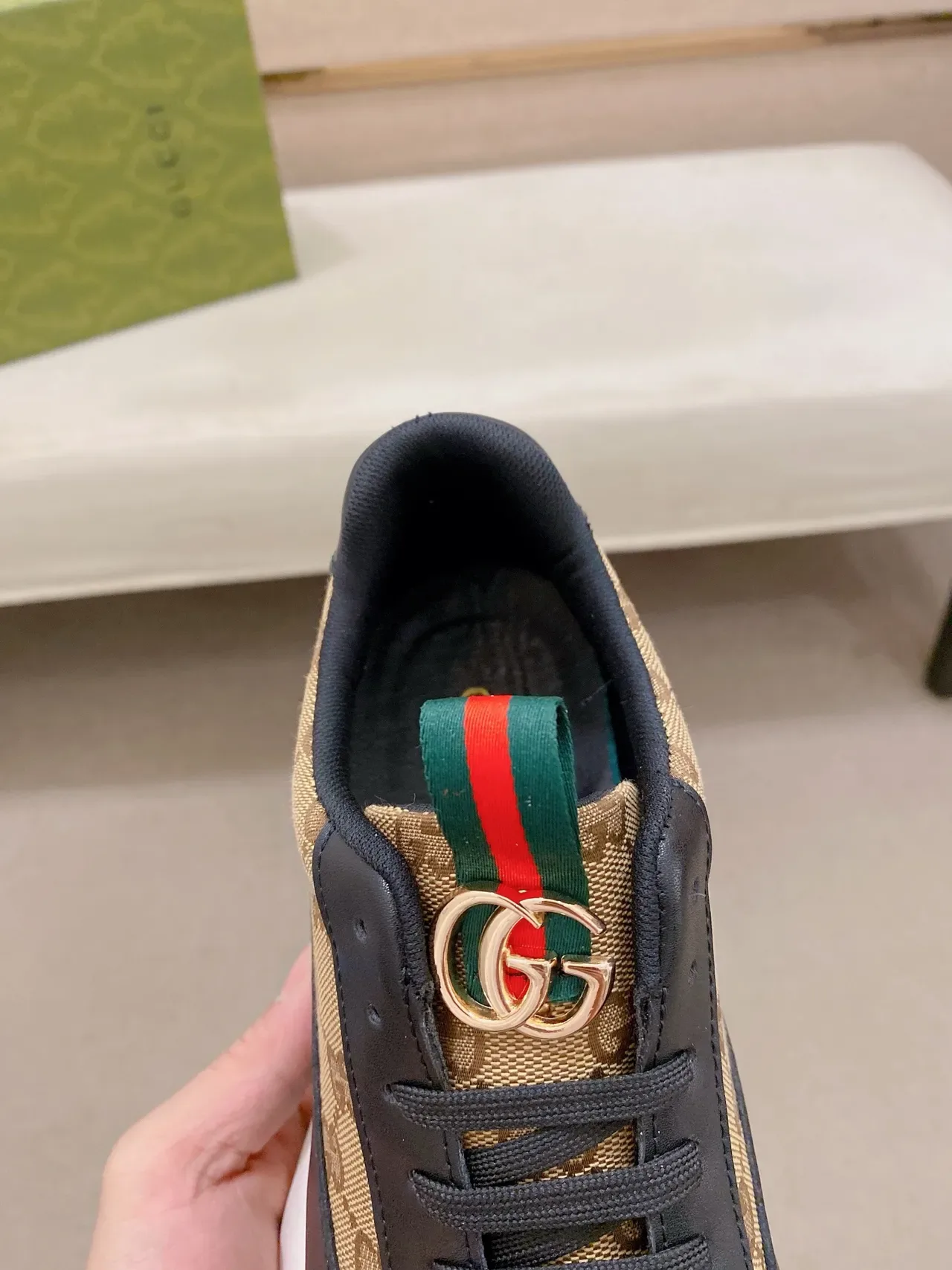 Gucci Rhyton বেইজ এবং কালো GG মনোগ্রাম চাঙ্কি স্নিকার্স 4