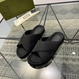 Gucci Screener أسود GG Monogram قماش حزام متقاطع نعال