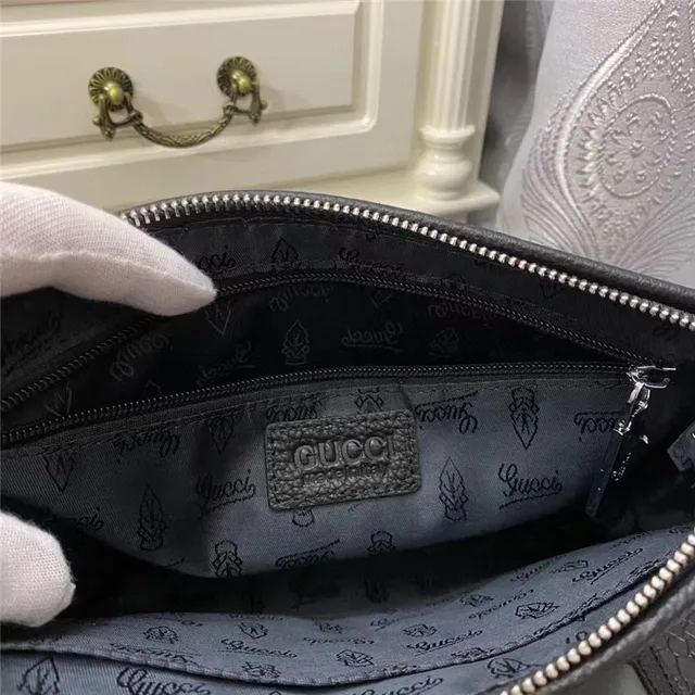 Gucci Screener काला पेबल्ड लेदर एंवेलप क्लच 3