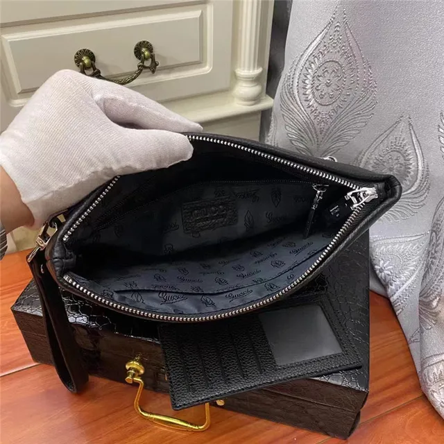 Gucci Screener काला पेबल्ड लेदर एंवेलप क्लच 4