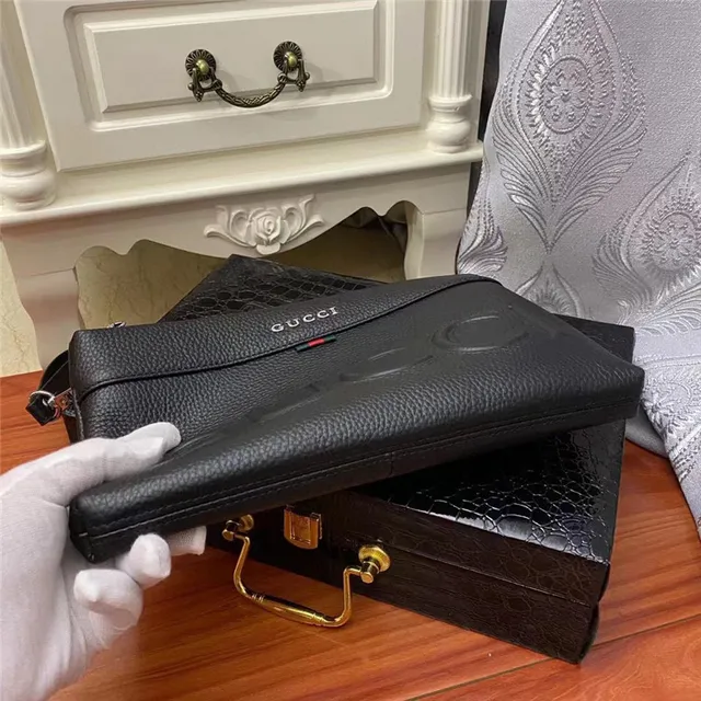 Gucci Screener काला पेबल्ड लेदर एंवेलप क्लच 5
