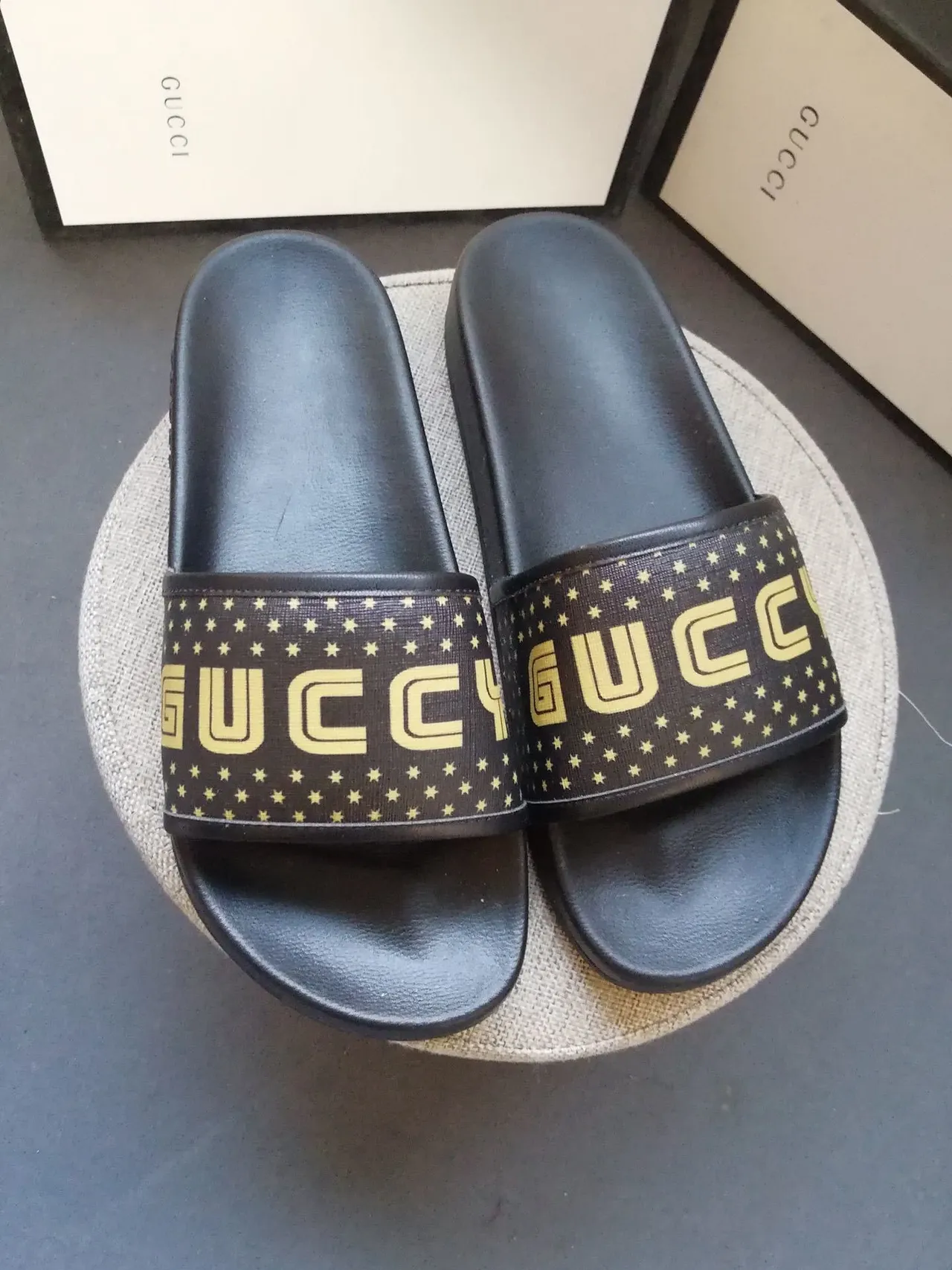 Gucci Screener GUCCY Star-Print কালো এবং সোনালি স্লিপার্স 2