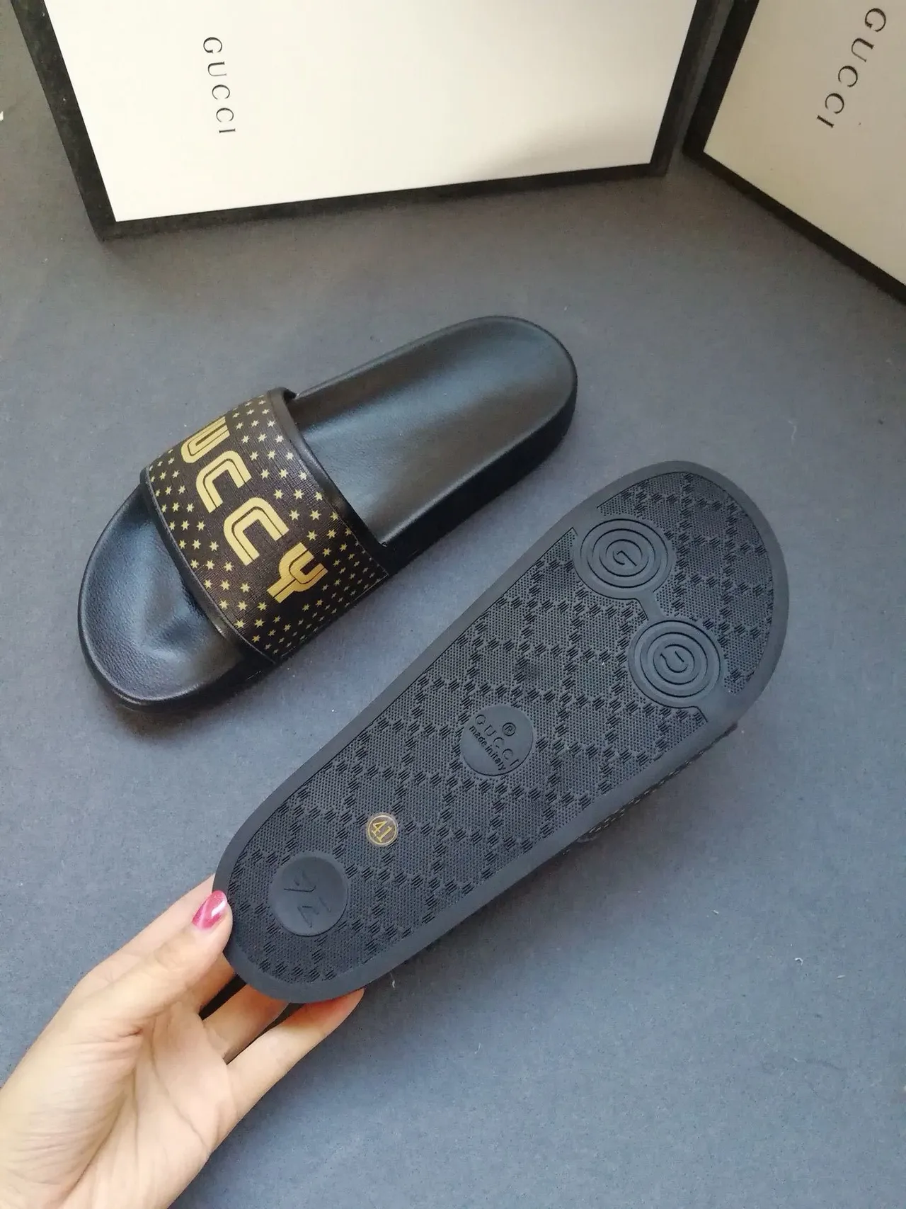 Gucci Screener GUCCY Star-Print কালো এবং সোনালি স্লিপার্স 3