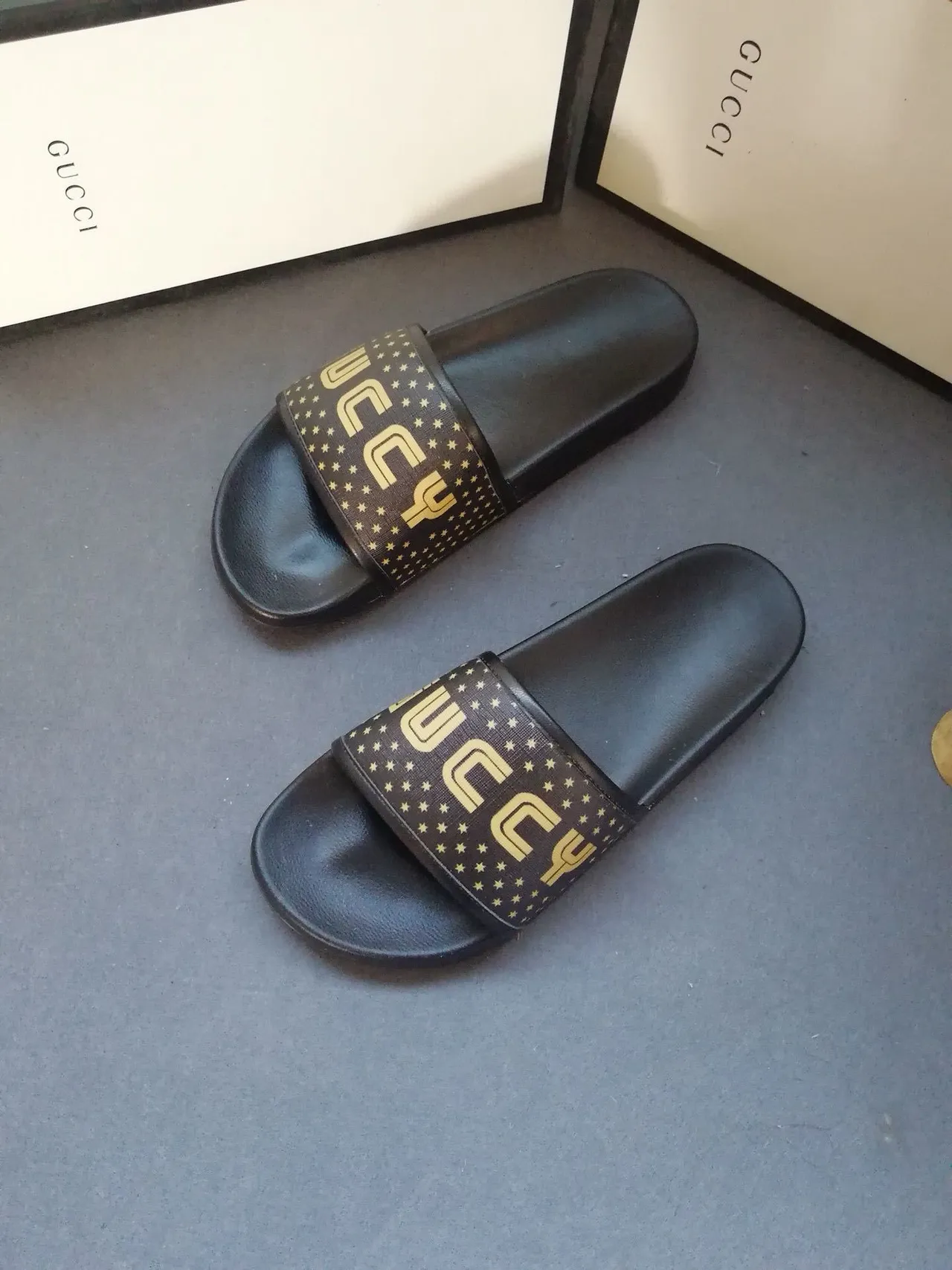 Gucci Screener GUCCY Star-Print কালো এবং সোনালি স্লিপার্স 4