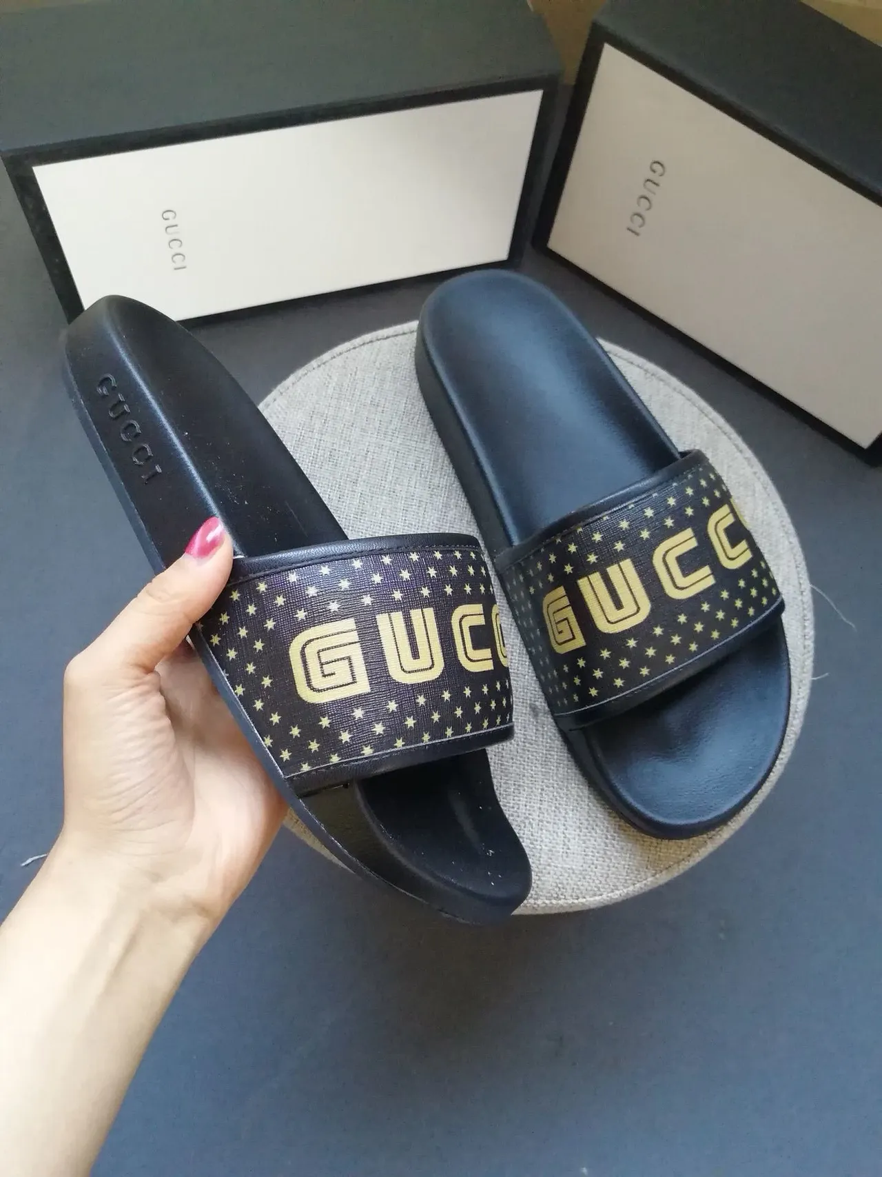 Gucci Screener GUCCY Star-Print কালো এবং সোনালি স্লিপার্স 5
