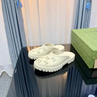 Gucci Screener Off-White Perforadas GG Monogram Zapatillas