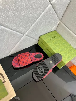 Gucci Screener Chaussons rouges et violets GG Monogram 7