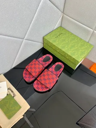 Gucci Screener Chaussons rouges et violets GG Monogram 8