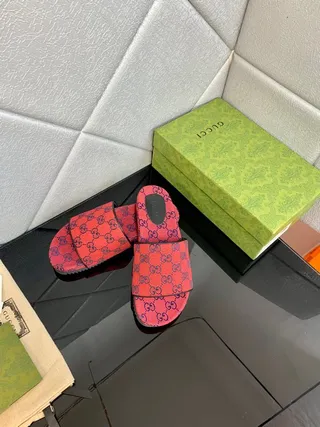 Gucci Screener Chaussons rouges et violets GG Monogram 9