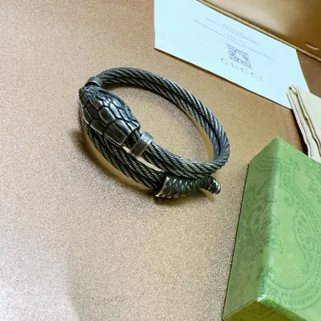 Gucci Serpenti Black Silver Coiled Cable Snake-Head Clasp Bracelet 7