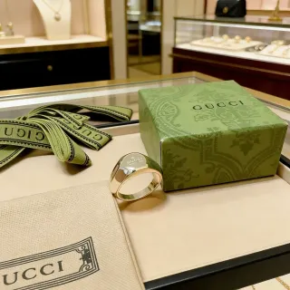 Gucci सिग्नेट रिंग गोल्ड टोन शील्ड एन्ग्रेव्ड लोगो