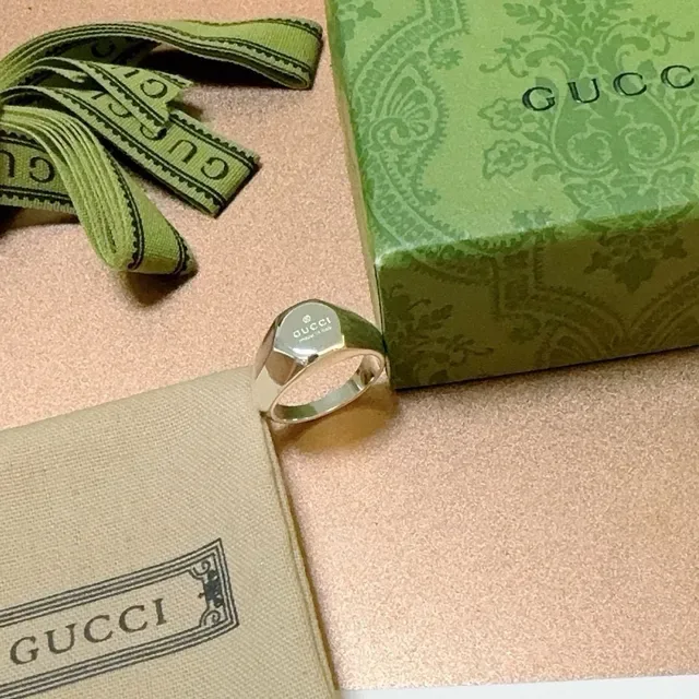 Gucci Bague Signet Dorée Bouclier Logo Gravé 2