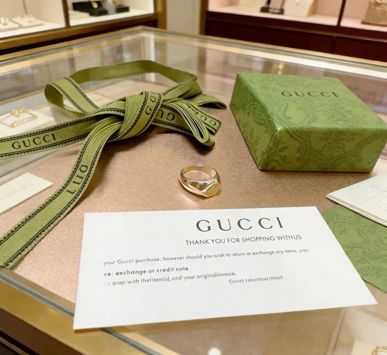 Gucci Bague Signet Dorée Bouclier Logo Gravé 4