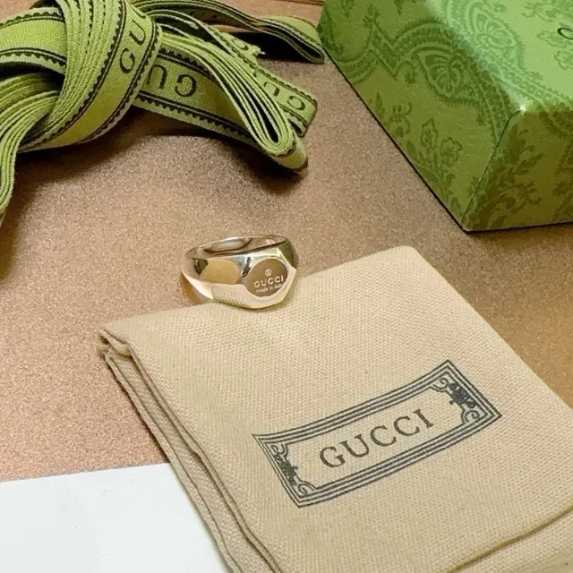 Gucci Bague Signet Dorée Bouclier Logo Gravé 7