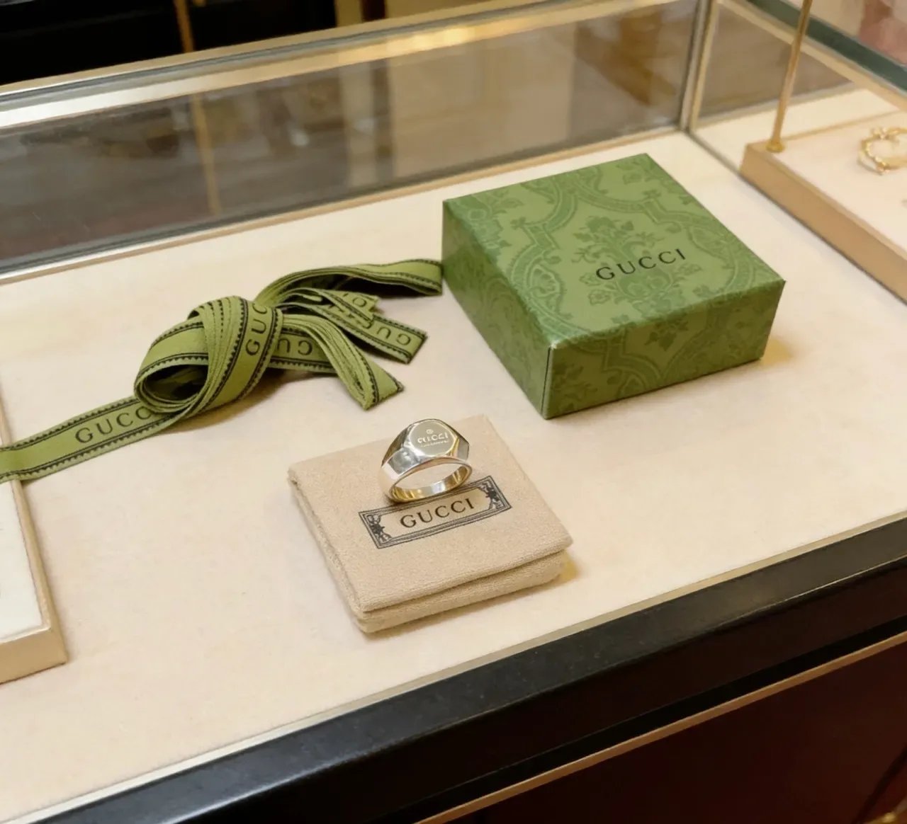 Gucci Bague Signet Dorée Bouclier Logo Gravé 9