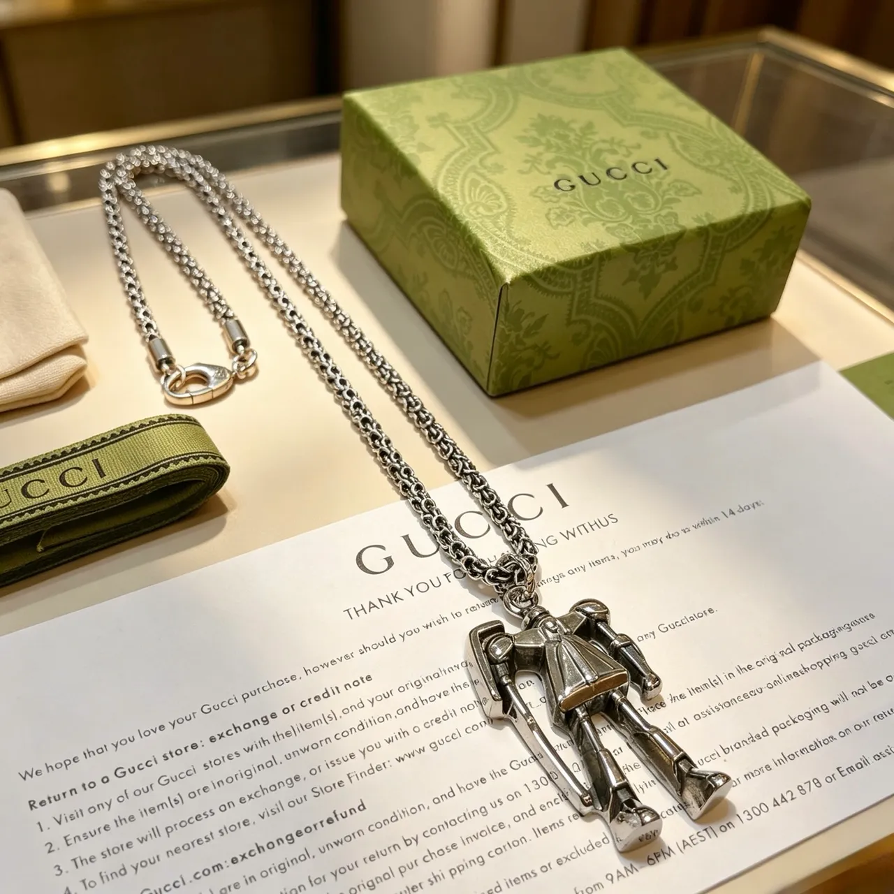Collar con colgante de figura articulada Gucci en plata 2