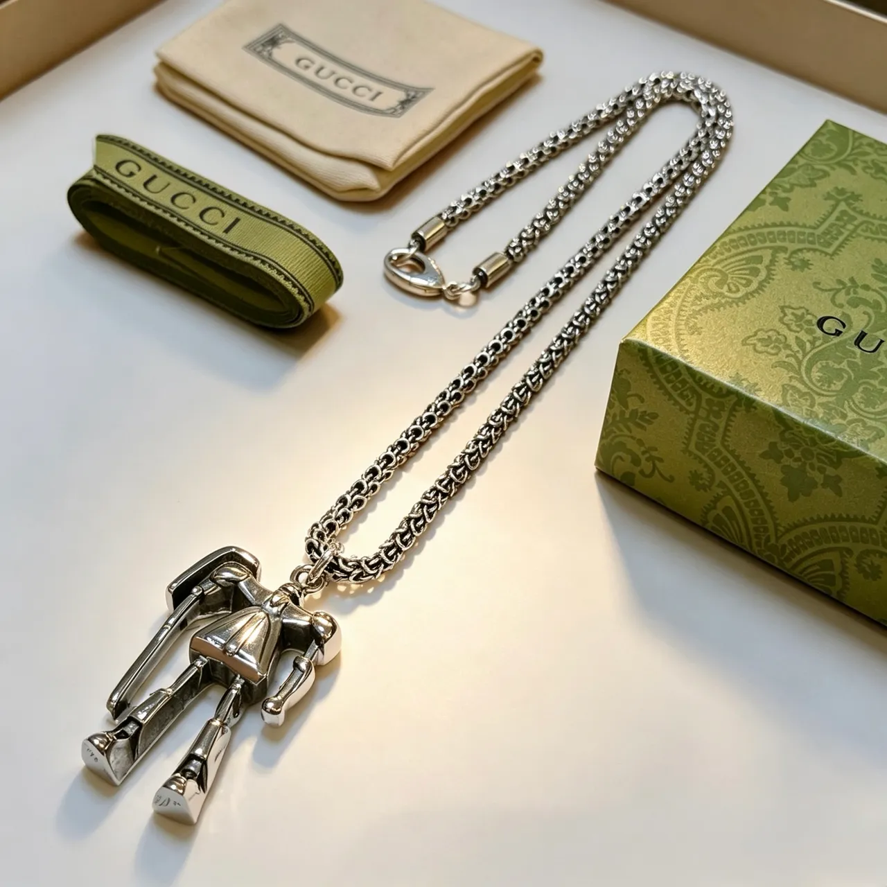 Collar con colgante de figura articulada Gucci en plata 4