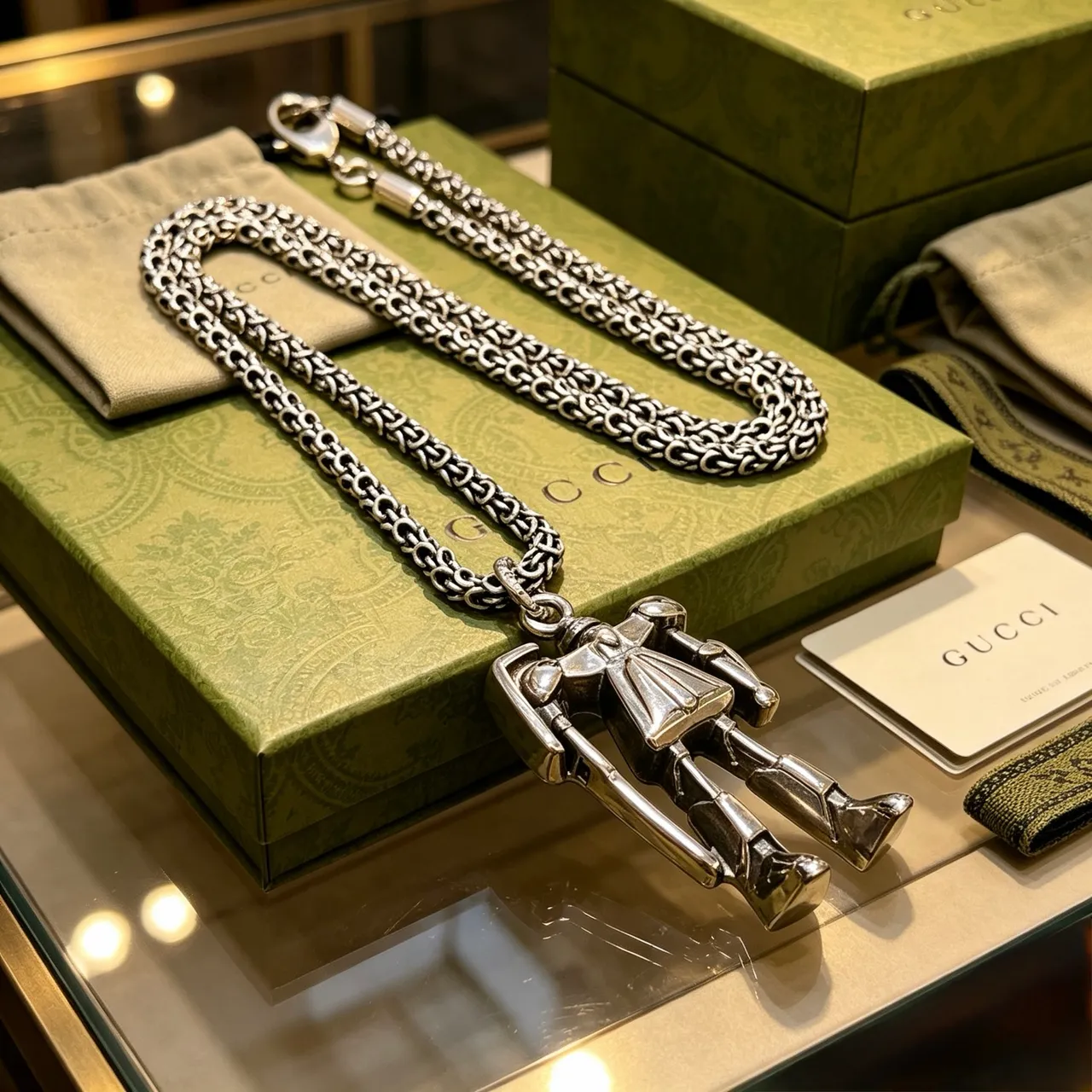 Collar con colgante de figura articulada Gucci en plata 6