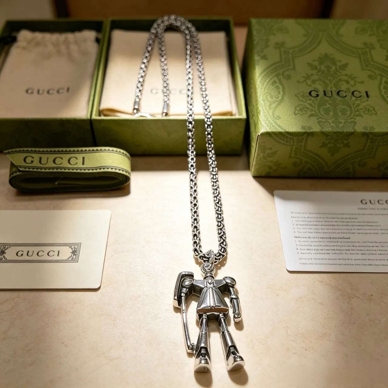 Collar con colgante de figura articulada Gucci en plata 7