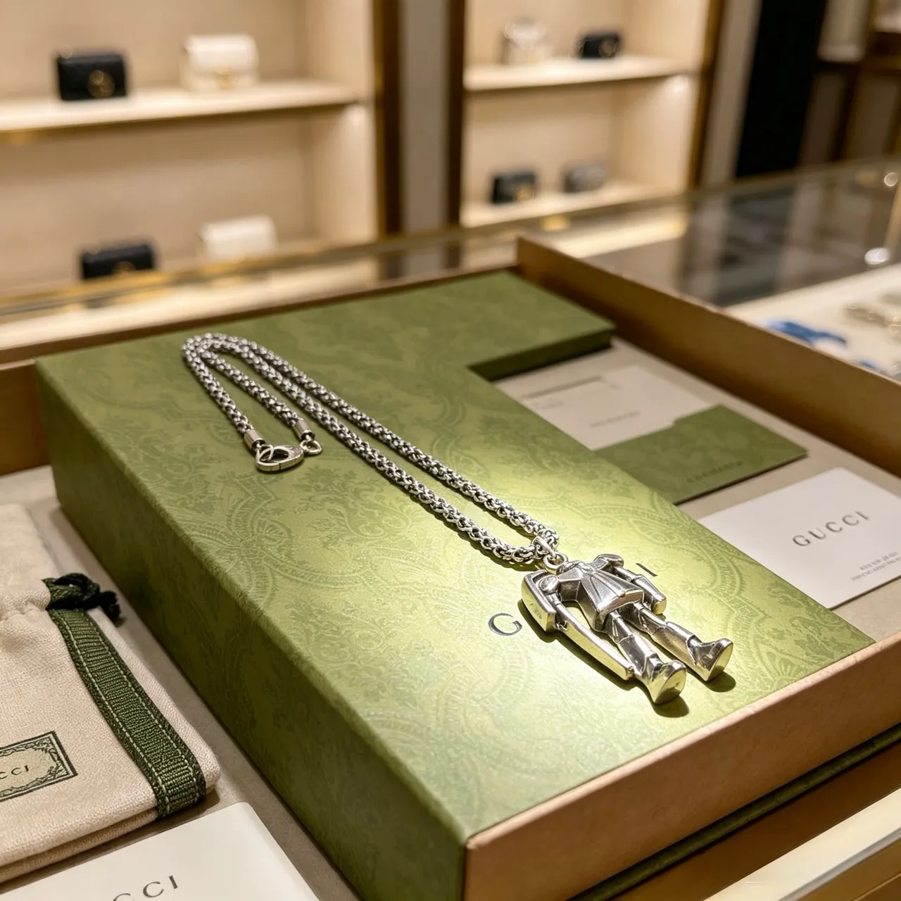 Collar con colgante de figura articulada Gucci en plata 9