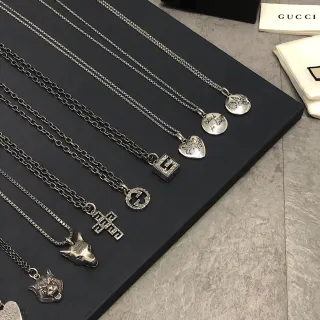 Gucci রৌপ্য কালো ধাতু খোদাই করা প্রতীক হার