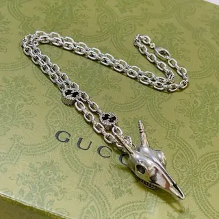 Gucci রৌপ্য কালো ধাতব খোদাই করা খুলি পেন্ডেন্ট মালা