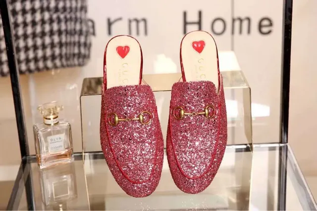 Gucci Sapatos Casuais com Fivela de Horsebit Coberta de Brilho em Prata e Ouro 2
