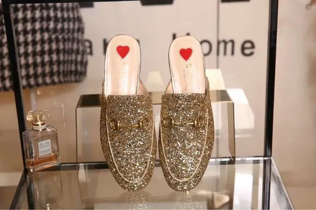 Gucci Sapatos Casuais com Fivela de Horsebit Coberta de Brilho em Prata e Ouro 3