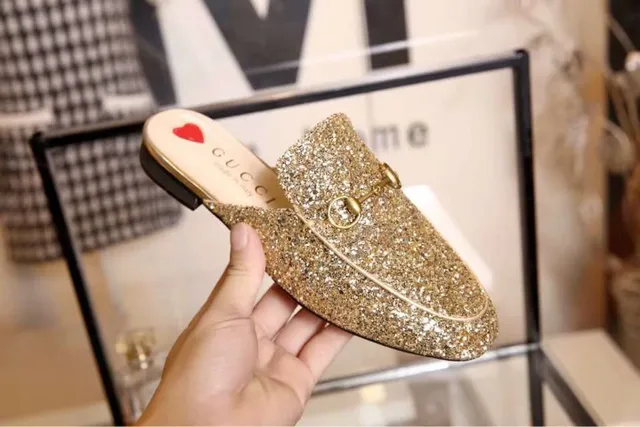 Gucci Sapatos Casuais com Fivela de Horsebit Coberta de Brilho em Prata e Ouro 4