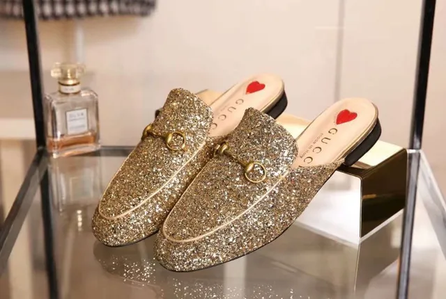 Gucci Sapatos Casuais com Fivela de Horsebit Coberta de Brilho em Prata e Ouro 7