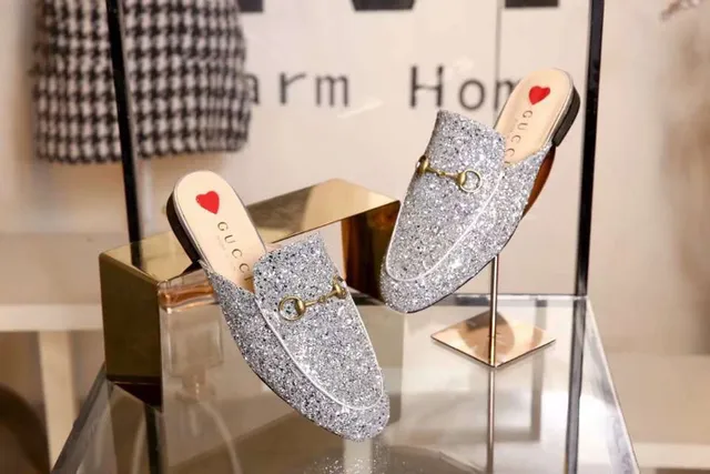 Gucci Sapatos Casuais com Fivela de Horsebit Coberta de Brilho em Prata e Ouro 8