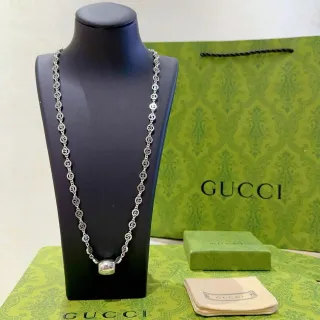 Gucci Collier argent chaîne d'anneaux entrelacés GG pendentif cylindrique gravé