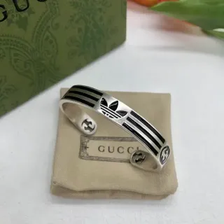 Gucci Pulsera de Puño de Esmalte Rayada en Tonos Plateado y Negro