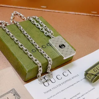 Gucci রূপালী মোনোগ্রাম পেন্ডেন্ট নেকলেস