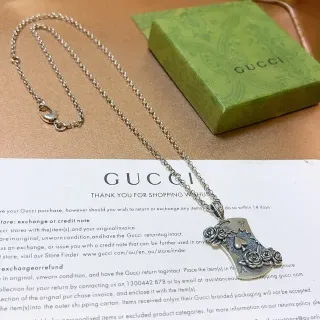 Gucci রূপালী রং গোলাপ ও পাতা ঢাল পেন্ডেন্ট নেকলেস