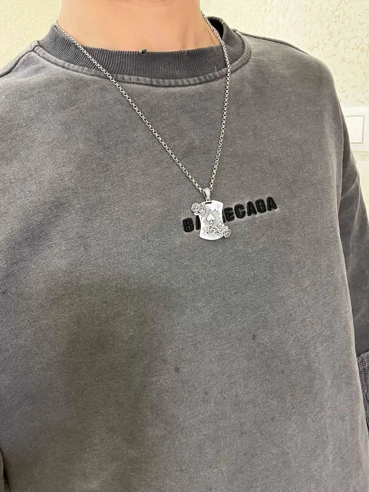 Gucci Collier avec pendentif bouclier rose et pique en ton argenté 2