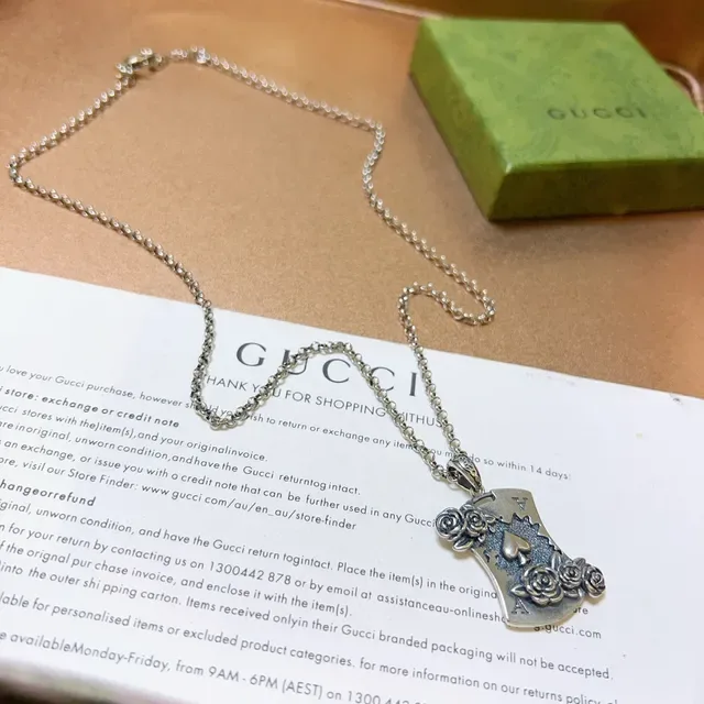 Gucci Collier avec pendentif bouclier rose et pique en ton argenté 3
