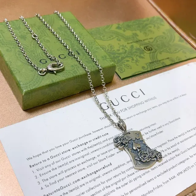 Gucci Collier avec pendentif bouclier rose et pique en ton argenté 4