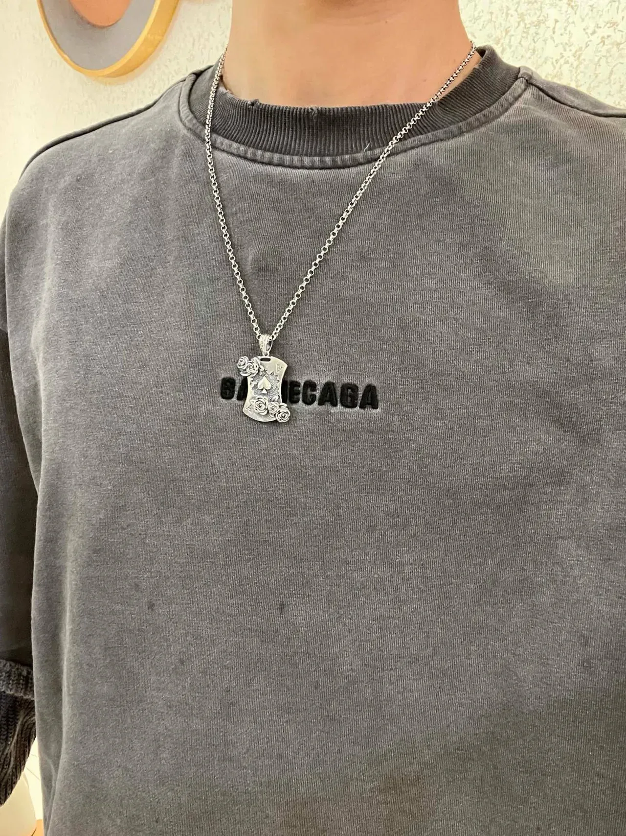 Gucci Collier avec pendentif bouclier rose et pique en ton argenté 5
