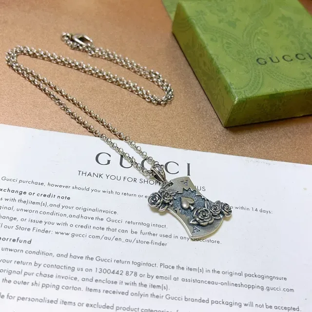 Gucci Collier avec pendentif bouclier rose et pique en ton argenté 6