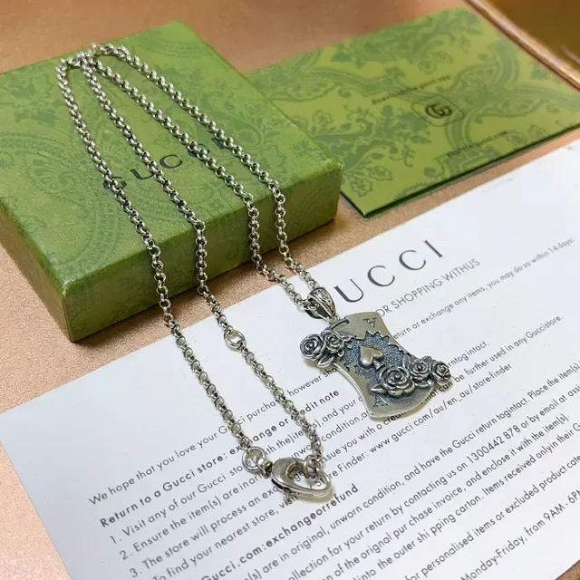 Gucci Collier avec pendentif bouclier rose et pique en ton argenté 7
