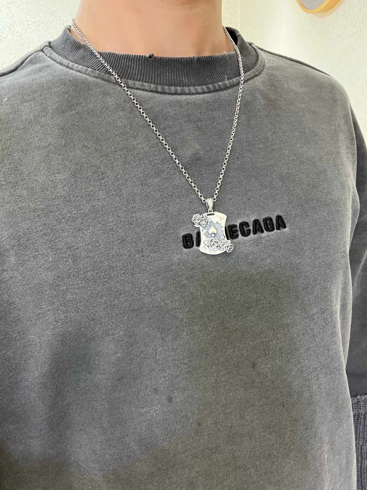 Gucci Collier avec pendentif bouclier rose et pique en ton argenté 8