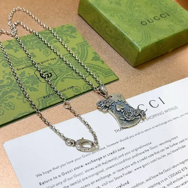 Gucci Collier avec pendentif bouclier rose et pique en ton argenté 9