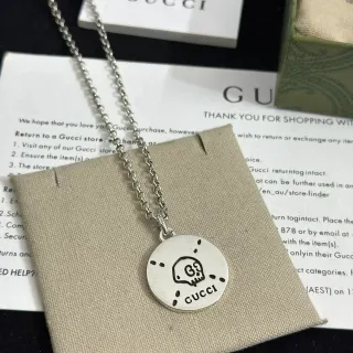 Gucci Collier pendentif circulaire ton argent motif crâne