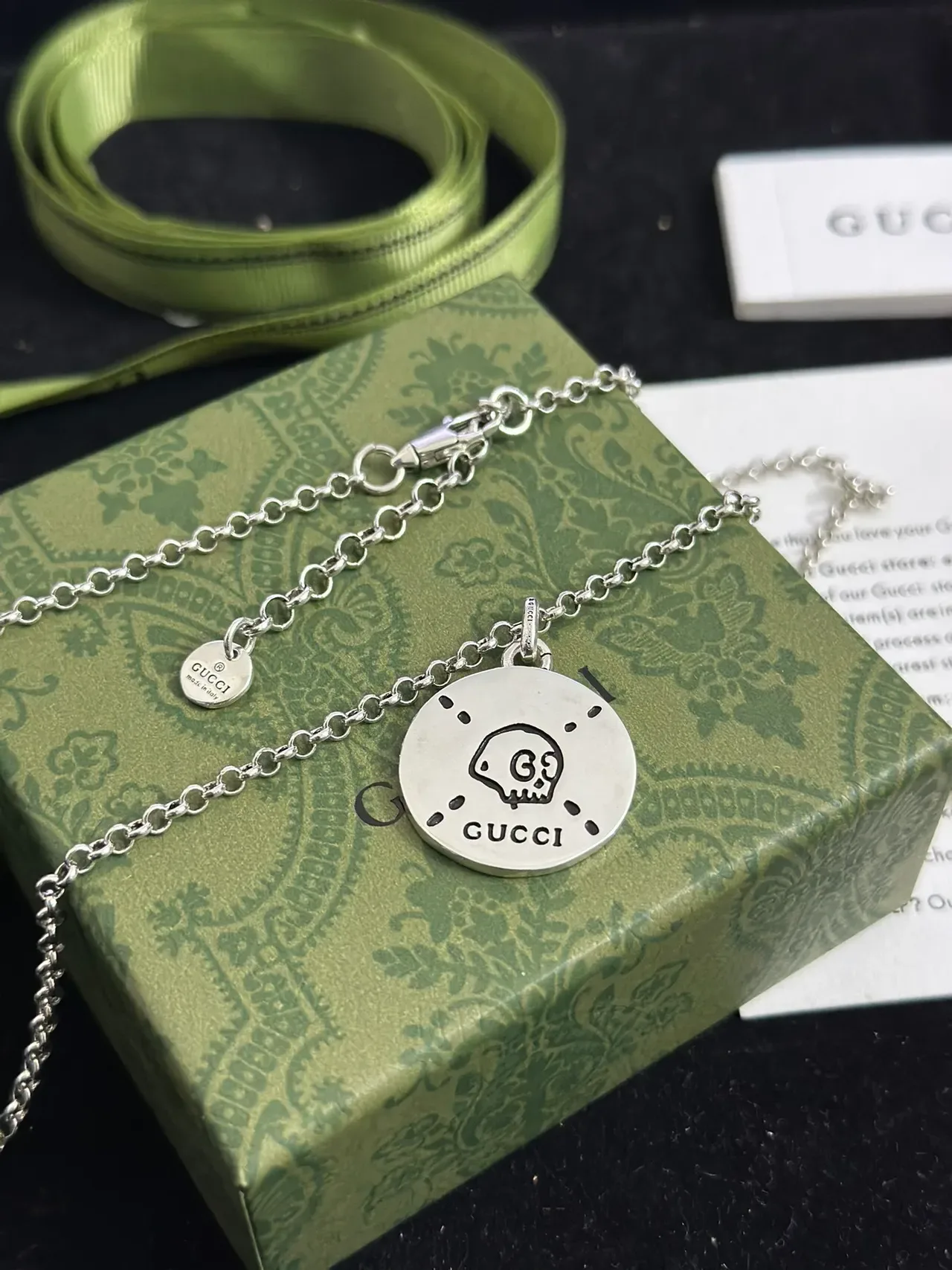Gucci খুকুনি মোটিফ সিলভার-টোন সার্কুলার পেন্ডেন্ট নেকলেস 3